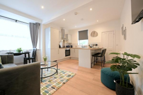 Bright & Large 3 Bed Flat in London